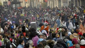 Des jeunes profitent d'un carnaval non autorisé sur la Canebière, à Marseille, le 21 mars 2021