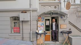 En 2021, le libraire a voulu effectuer un dépôt de marque pour son enseigne, Bouquiniste Hermes, en activité depuis quinze ans à Istanbul puis à Izmir.
