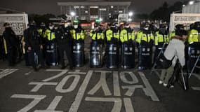 La police monte la garde devant la porte principale de l'Assemblée nationale à Séoul, en Corée du Sud, le 3 décembre 2024, après que le président Yoon Suk Yeol a déclaré l'urgence de la loi martiale.