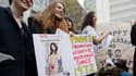 Des féministes défilent pour protester contre la playmate dénudée du Sun, en novembre 2012.