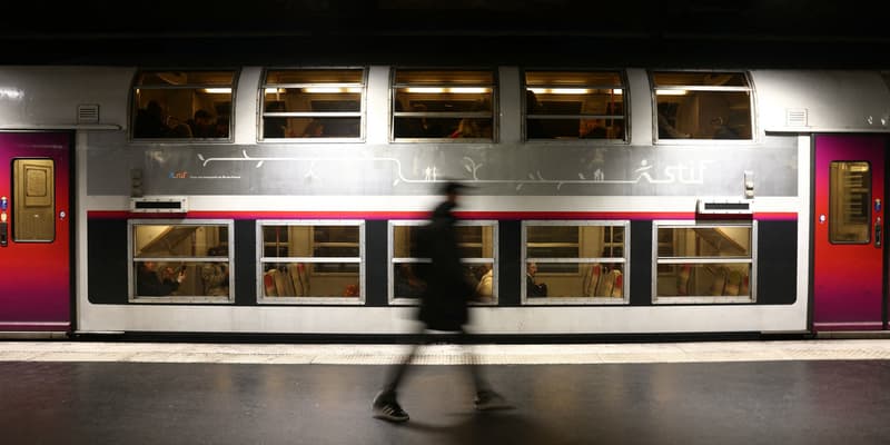 Un train RER à la gare Musée d'Orsay, à Paris, le 13 mars 2024 (photo d'illustration).