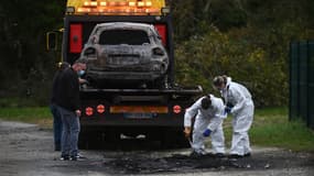La police scientifique près de la voiture incendiée utilisée par un conducteur soupçonné d'avoir blessé plusieurs personnes à Saint-Pierre-d’Oléron, en Charente-Maritime, le 5 novembre 2025.