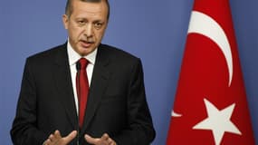 Le Premier ministre turc Recep Tayyip Erdogan. La Turquie a averti mercredi soir qu'elle prendrait de nouvelles mesures contre la France si le Sénat français adopte la loi pénalisant la négation des génocides, dont le génocide arménien de 1915 reconnu com