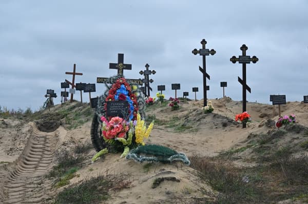 Ein Foto zeigt ein Massengrab von Zivilisten auf einem Friedhof in der Nähe von Lyman, Gebiet Donezk, am 11. Oktober 2022.