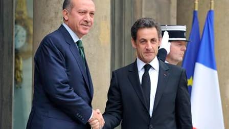 Nicolas Sarkozy, ici avec le Premier ministre turc Recep Tayyip Erdogan à la sortie de l'Elysée, a accepté mercredi une invitation pour une visite officielle en Turquie malgré son opposition persistante à l'adhésion du pays à l'Union européenne. /Photo pr