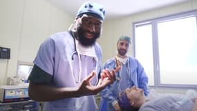 Cédric Doumbé se met en scène dans un hôpital parisien avant de défier Baki le 7 mars 2024.