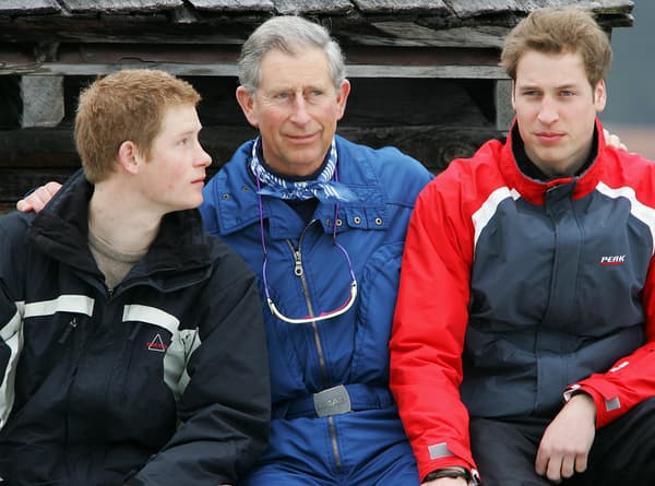 Le prince Charles entouré de ses fils Harry et William en 2005 en Suisse. 