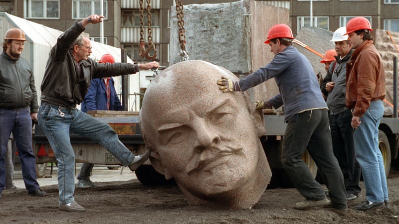 En 1991, la statue de Lénine à Berlin est démontée en une centaine de pièces.