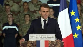 Emmanuel Macron, sur la base navale de l'armée française à Abu Dhabi, le 21 décembre 2025.