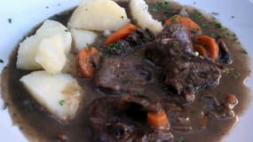 Une assiette de boeuf bourguignon. 