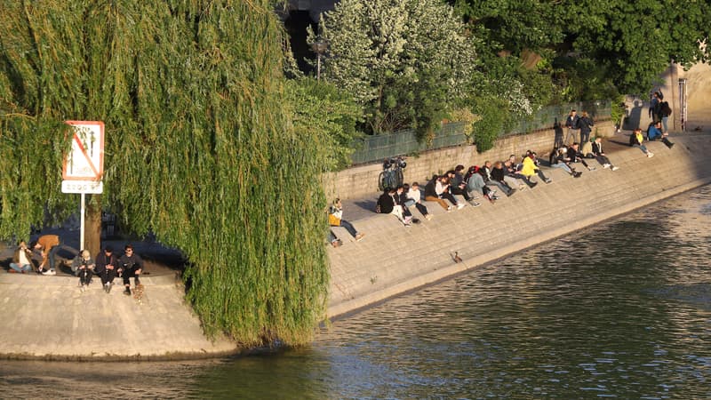 Des Parisiens rassemblés sur les Berges de Seine, le 11 mai 2020.