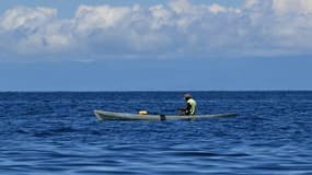 Un pêcheur sur l'océan Pacifique au large des Îles Salomon