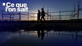 Un couple passe devant un poste électrique à Burgos le 28 avril 2025, lors d'une panne de courant massive touchant toute la péninsule ibérique et le sud de la France. 