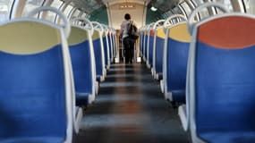 Une femme descend du RER (photo d'illustration).