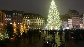 Strasbourg a illuminé ses rues et son immense sapin, sans les chalets de bois traditionnels ni la foule de visiteurs, le 27 novembre 2020. (Photo d'illustration)