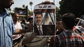 Les militants pro-Morsi appellent à la libération du président déchu Mohamed Morsi.