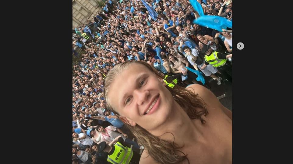 Erling Haaland prend une photo avec les fans de Manchester City Erling Haaland prend une photo avec les fans de Manchester City