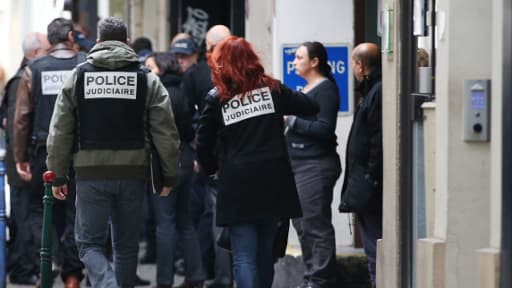 Des policiers devant les locaux de "Libération", lundi.