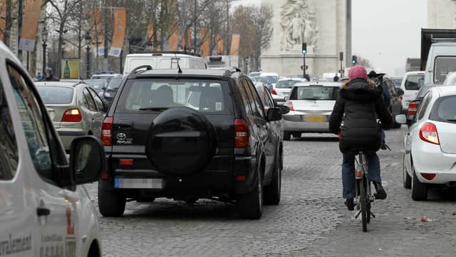 L’adjoint aux Transports de la Mairie de Paris, Christophe Najdovski, émet l’idée d’un malus sur le stationnement des SUV, afin de réduire leur présence en ville. 