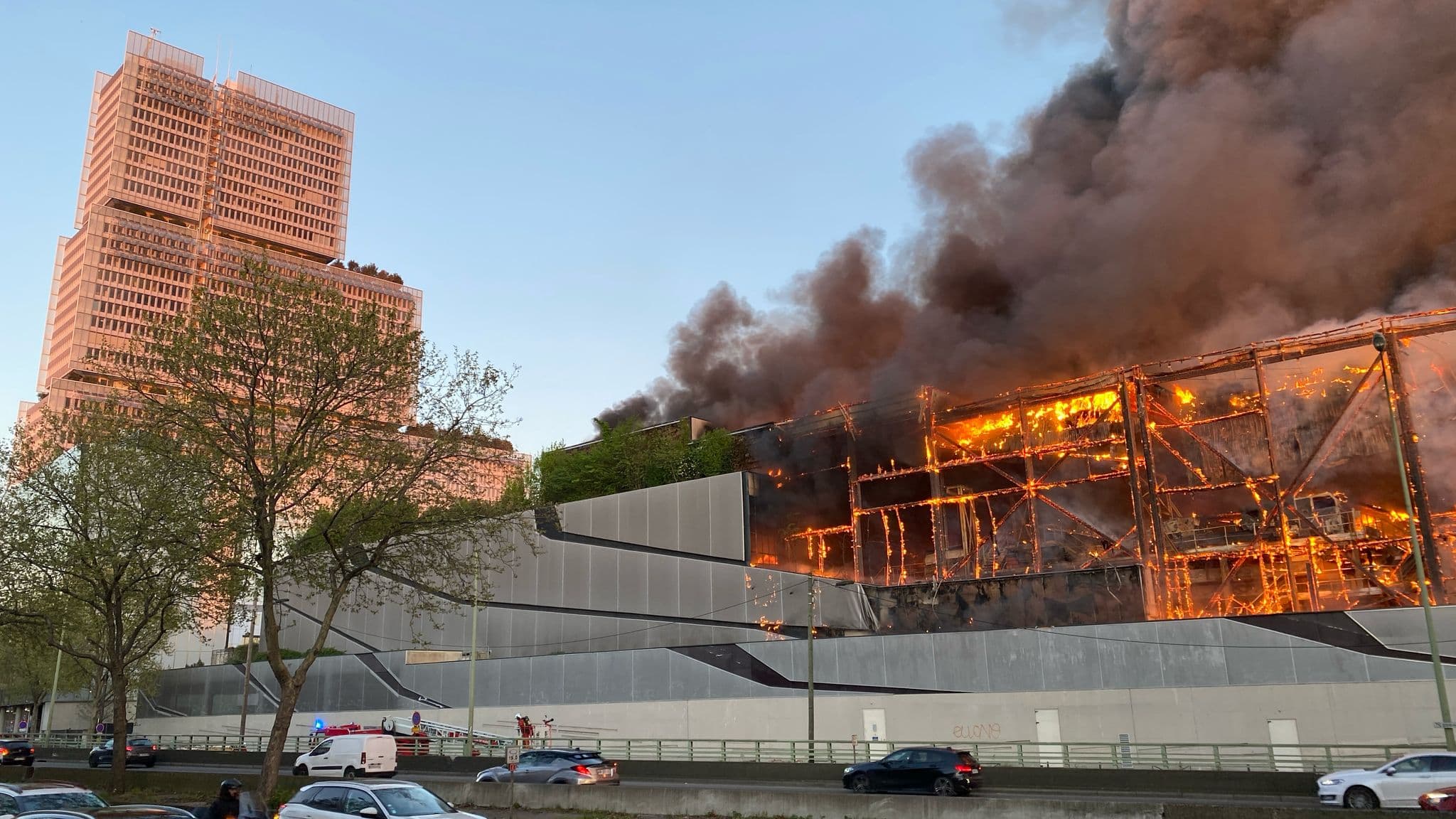Un important incendie s'est déclaré dans un centre de tri, dans le 17e arrondissement de Paris, le 7 avril 2025. 