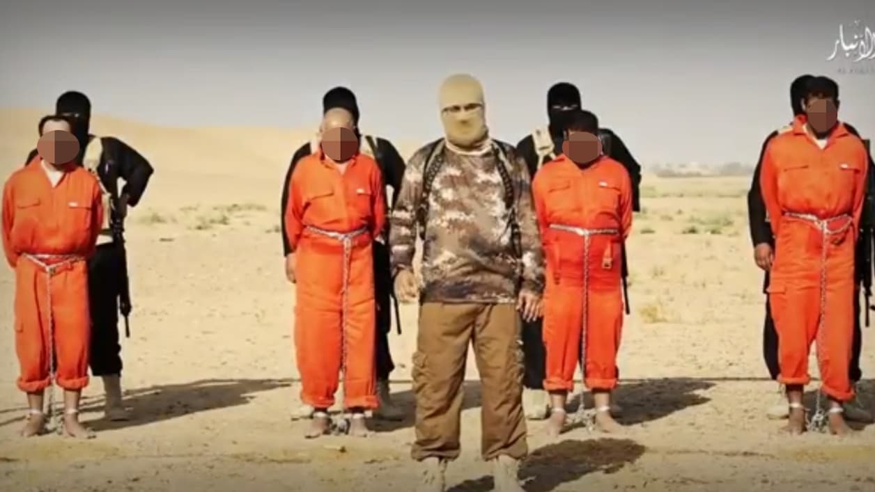 Image de propagande partiellement floutée, extraite de la vidéo d'exécution de l'Etat islamique. Image de propagande partiellement floutée, extraite de la vidéo d'exécution de l'Etat islamique.