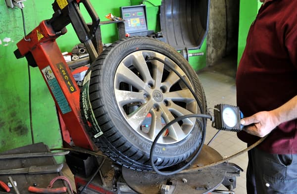 Vérifier régulièrement, la pression des pneus. S'ils sont sous gonflés, ce sera du carburant en plus et une tenue de route moins efficace Vérifier régulièrement, la pression des pneus. S'ils sont sous gonflés, ce sera du carburant en plus et une tenue de route moins efficace