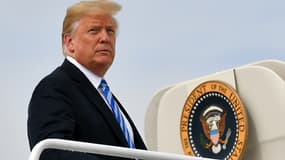 Donald Trump monte dans son avion présidentiel, le 21 août 2018.