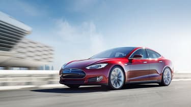 La Tesla Model 3, la berline électrique d'entrée de gamme petite soeur de la Model S (photo), sera disponible à la commande à partir du 31 mars.