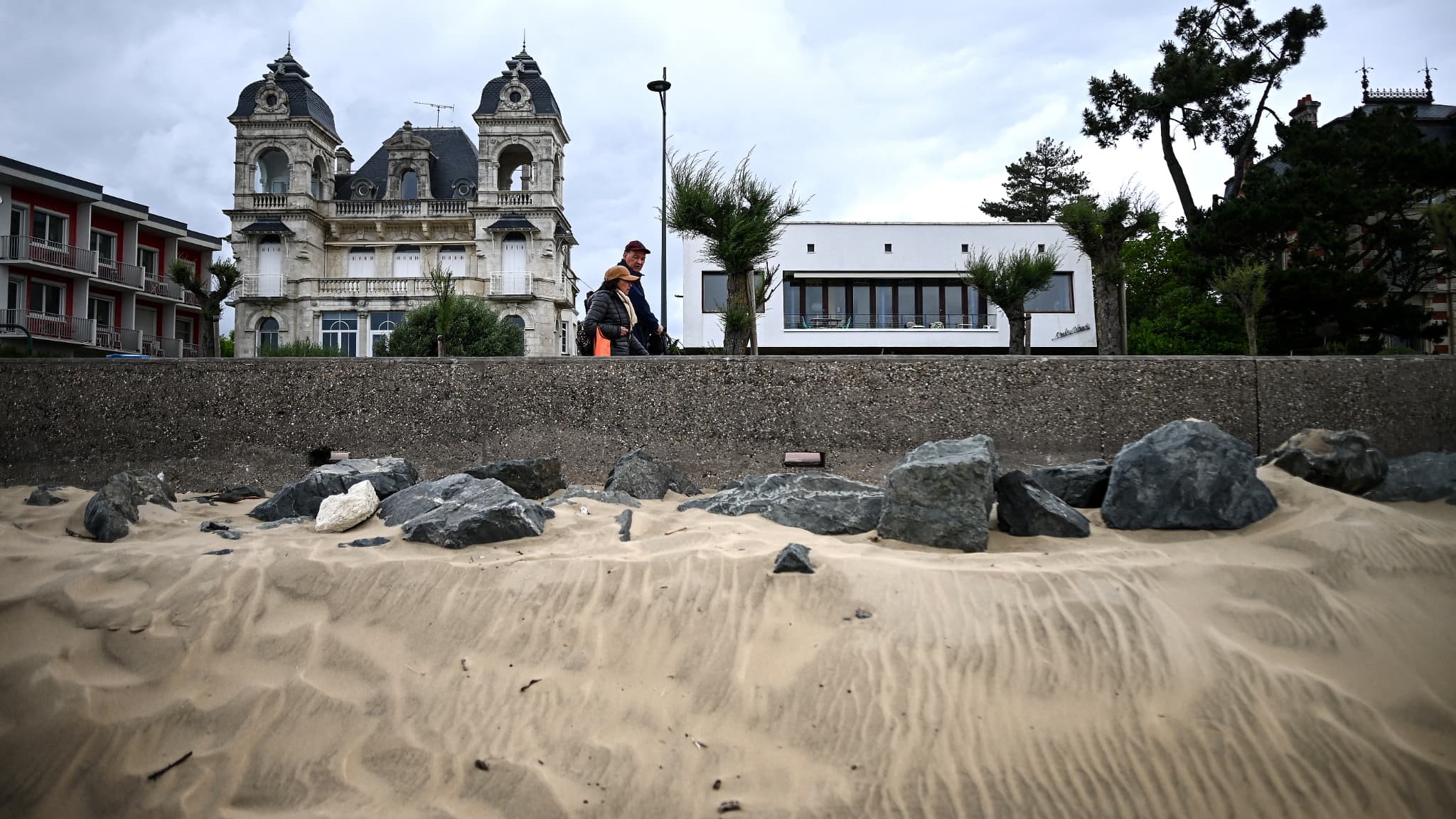Pedestrians pass a villa designed in the 1950s (right). another built at the end of the 19th century (left) during the so -called period of the "Beautiful era"both facing the sea, in Royan, in the southwest of France, on May 21, 2025. Pedestrians pass a villa designed in the 1950s (right). For example, another built at the end of the 19th century (left) during the so -called period of the "Beautiful era"both facing the sea, in Royan, in the southwest of France, on May 21, 2025. destroyed rebuilt after second war,