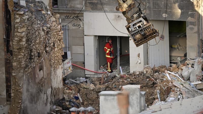 Des marins-pompiers dans les décombres des immeubles de la rue de Tivoli, à Marseille, le 10 avril 2023