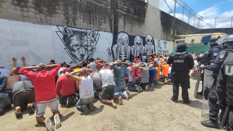 Des prisonniers de la prison de Bellavista, dans la province de Santo Domingo de los Tsachilas, entourés de gardiens, le 9 mai 2022.