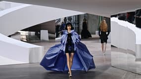 Le fluide élément clé du défilé couture de Chanel à la Fashion Week de Paris 
