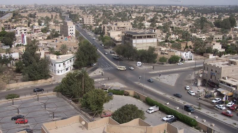 Des hommes armés ont fait exploser lundi une voiture piégée et ouvert le feu dans un quartier fréquenté de Bagdad avant de prendre des personnes en otage dans un centre commercial, faisant au moins sept morts - Lundi 11 janvier 2016
