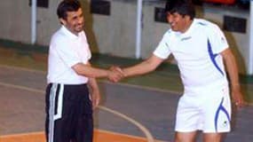 Les présidents Mahmoud Ahmadinejad (à gauche) et Evo Morales, alliés sur le plan diplomatique, ont participé au sein de la même équipe à un match de football lors de la visite officielle du chef de l'Etat bolivien à Téhéran. /Photo prise le 27 octobre 201
