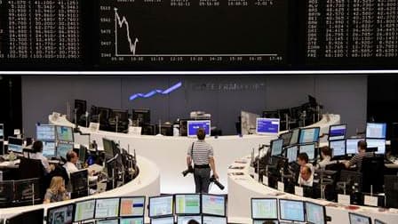 A la Bourse de Francfort, vendredi. Les Bourses européennes sont en repli en début d'après-midi alors que la peur d'un retour en récession des grands pays développés gagne les marchés. Les valeurs bancaires européennes poursuivent leur chute, plombées par