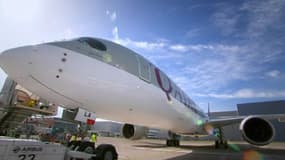 L'A350-900 aux couleurs de Qatar Airways sort de l'usine de Toulouse pour s'envoler vers Dubaï. 