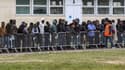 Devant le centre d'accueil Jules Ferry, les migrants font la queue pour dîner 