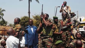 François Bozizé, le président centrafricain (en bleu), s'adresse à une foule de partisans, à Bangui. Les pays de la Communauté économique des États de l'Afrique centrale (CEEAC) ont annoncé samedi l'envoi de nouvelles troupes en République centrafricaine,