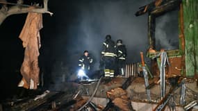 Des pompiers constatent les dégâts d'une frappe russe à Kharkiv, en Ukraine, le 29 mars 2025
