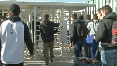 Pour réduire le risque d'intrusion, des établissements scolaires ont mis en place des portiques de sécurité à l'entrée des élèves. Photo d'illustration 
