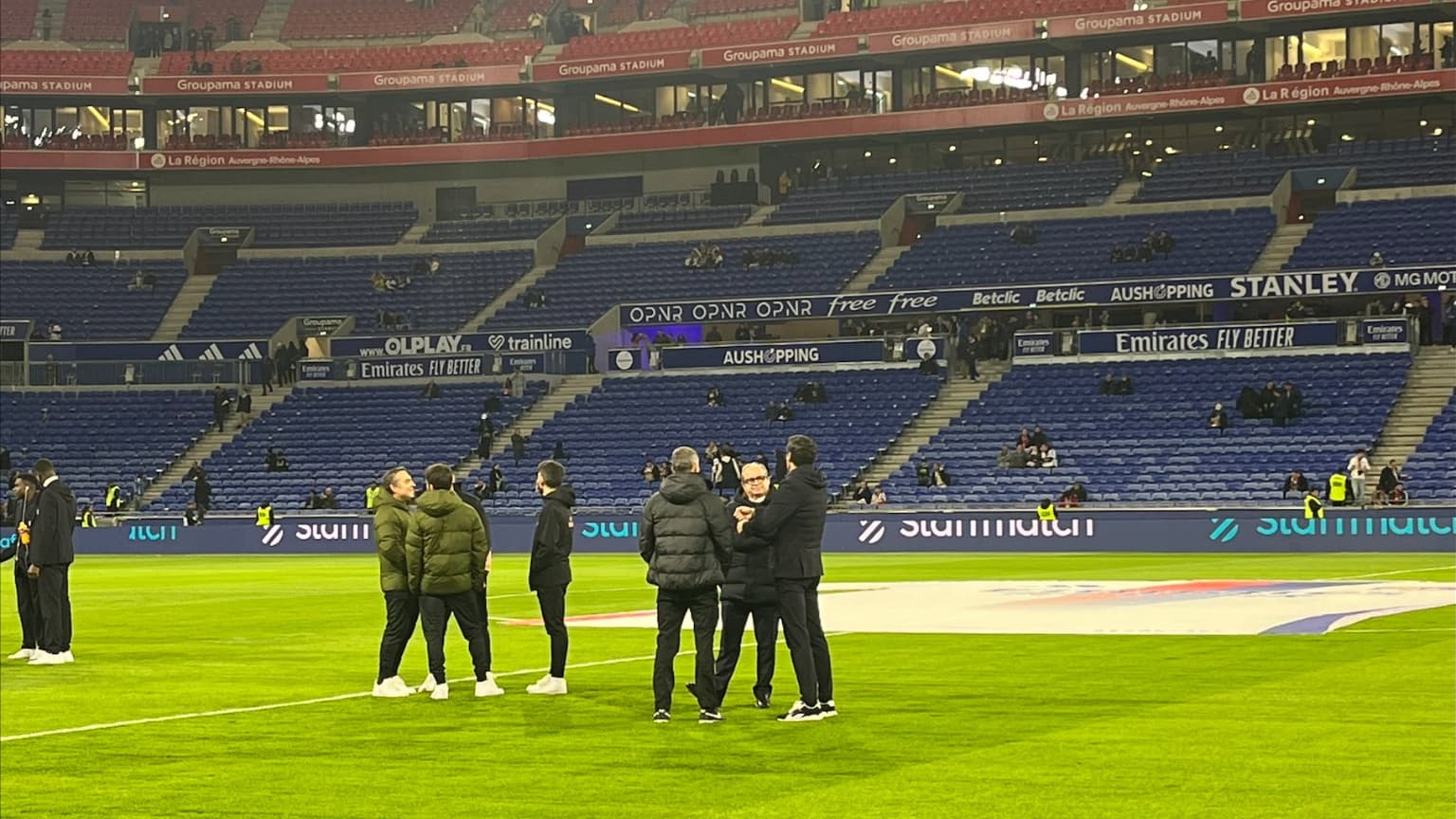 Au milieu de la pelouse du Groupama Stadium, Luis Enrique, Luis Campos et Paulo Fonseca en pleine discussion, avant le choc sous tension entre le PSG et Lyon, ce dimanche