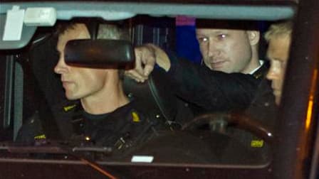 Anders Behring Breivik, à l'arrière d'une voiture de police à son arrivée au tribunal à Oslo. Le tueur norvégien, qui a reconnu être l'auteur de l'attentat dans le centre d'Oslo et de la tuerie qui a suivi sur l'île d'Utoya le mois dernier, a comparu vend