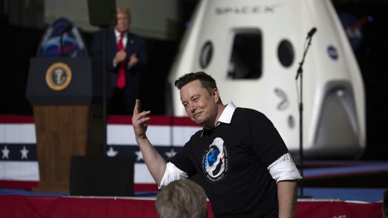 Elon Musk salue le 30 mai 2020 après le succès du lancement de la capsule Crew Dragon depuis Cap Canaveral