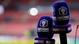 Des micros aux couleurs de beIN Sports pendant la Coupe de France, le 21 décembre 2025