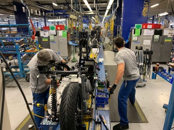 Une ligne de production a été dédiée au Metropolis 400, le nouveau scooter 3-roues de Peugeot. Une ligne de production a été dédiée au Metropolis 400, le nouveau scooter 3-roues de Peugeot.