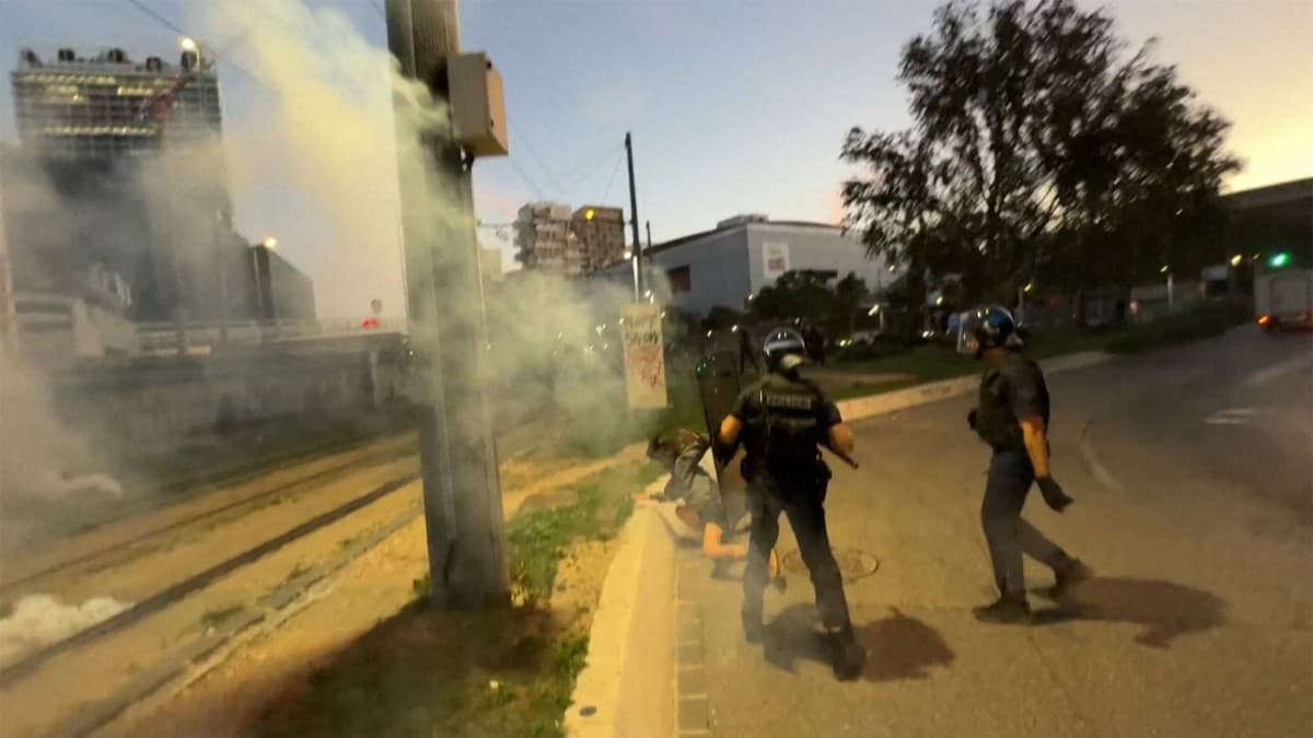 UNE ENQUÊTE OUVERTE APRÈS LA DIFFUSION D'UNE VIDÉO MONTRANT UNE FEMME VIOLENTÉE PAR DES POLICIERS À MARSEILLE