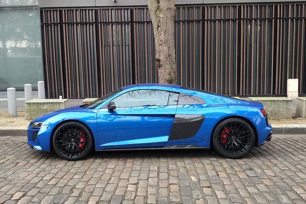 Relatively short front bonnet, long, very domed stern, large air vents on the side, the R8 has a timeless design that looks like a fighter plane.
