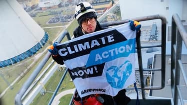 Les six militants de Greenpeace ont passé quelque 40 heures sur la cheminée de 180 mètres.