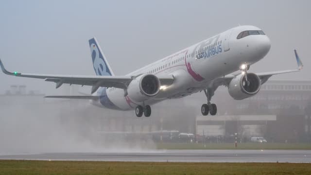 Pour son vol d'essai, l'avion transportait onze techniciens et cinq membres d'équipage, ainsi que 165 mannequins, soit l'équivalent de 180 personnes à bord, comme pour un vol commercial régulier.
