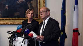 Le ministre des Affaires étrangères Jean-Yves Le Drian et la ministre chargée des Affaires européennes Marielle de Sarnez, le 5 juin 2017 à l'ambassade de France à Londres. 